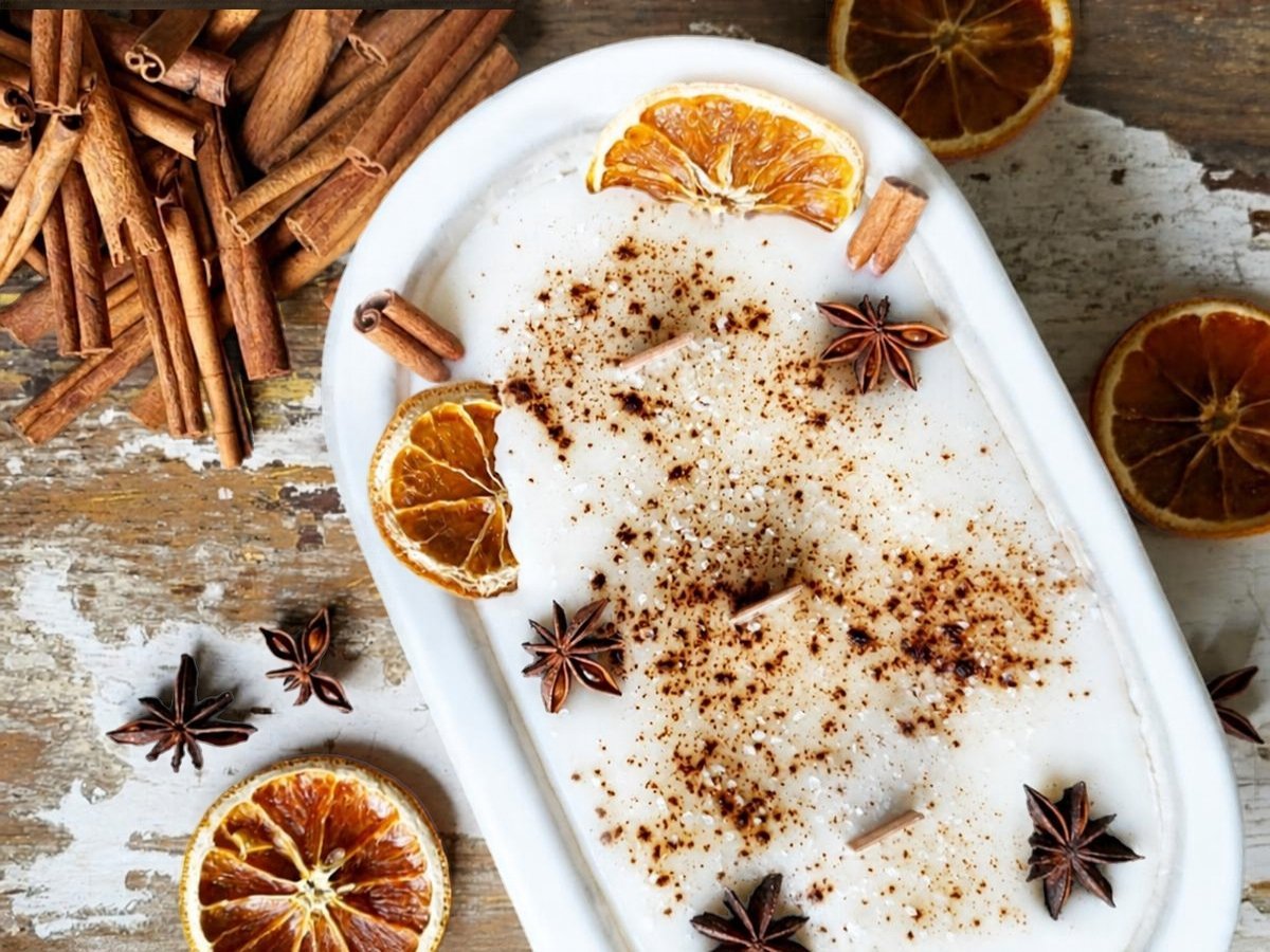 Vela de soja con canela, naranja deshidratada y anís estrella, como las del Candle Bar Otoñal de nuestros talleres de arte